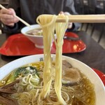 竹末道の駅本陣 - 中細ストレート麺は、硬めの茹で上げ。