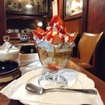 六曜館珈琲店 - いちごパフェ900円