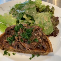 レストラン アルティザン（restaurant Artisan） - あめ色玉ねぎのキッシュ　牛すね肉の赤ワイン煮　グリーンサラダ添え