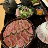 本格肉料理 丸小 - 女将さんがいるので対応はとても良いです。ついつい頼んでしまいましたが、ステーキ、すき焼きの方がお昼はコスパ良さげ。