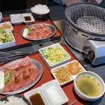 秀苑天 - 手前上カルビ定食、奥カルビ定食