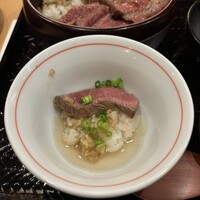 本格肉料理 丸小 - 1/3くらいでしんどくなるのでダシ汁で中和され、最後まで美味しくいただけます。
