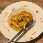 赤い壺 - 牡蠣のアラビアータペンネ