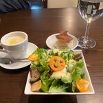 リストランテ カルド - サラダとフォカッチャ、新玉ねぎのポタージュ(ポタージュはローマコースとフィレンツェコースについてくる)