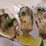 レ・スリジェ - 生ガキにはオリーブオイルと赤胡椒がアクセント