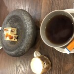 Genji[源氏] - コーヒーにはレジ横で販売されてるレーズンサンドが付いて来た