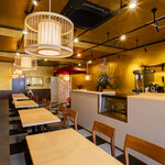 和風かふぇ金皓庵 - 内観1／金色の壁紙で豪華で落ち着いた雰囲気です