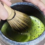 和風かふぇ金皓庵 - 抹茶点て／お客様の目の前で一服一服丁寧に点てさせていただきます