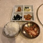 李さんの台所 - ライス、白菜キムチ、パンチャン
