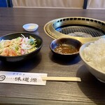 味道源 - サラダは玉ねぎたっぷり