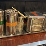 味乃家 - 辛口と甘口のソースあり
