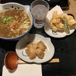 のらや - カレーは、辛味は無くミンチ肉？が多め。鶏天は衣が厚く少し油っぽい。