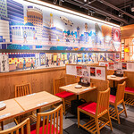 串かつだるま - テーブル席1