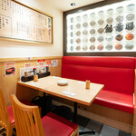 串かつだるま - テーブル席2