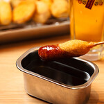 串かつだるま - 二度付け禁止ソース付けているシーン