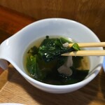 キッチン ブルー グローブ - 具沢山なほうれん草スープ