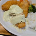 キッチン ブルー グローブ - ソースが一番が掛かっている、真ん中をカット