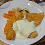 キッチン ブルー グローブ - 甘鯛フライのアップ、彩りの良いソース