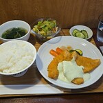 キッチン ブルー グローブ - 甘鯛フライ　アボガドとレモンと黒胡椒ソース