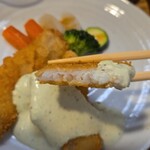 キッチン ブルー グローブ - 甘鯛フライの断面、ハッシュポテトか、フィレオフィッシュな感じ