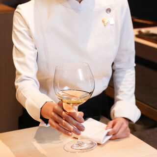 ソムリエ厳選の日本酒・ワインとの絶妙なペアリングを愉しむ