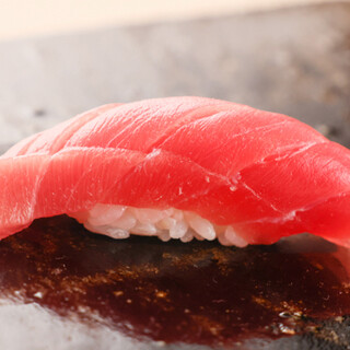 素材に丁寧に向き合う。こだわりのお寿司と技法を駆使したお料理