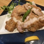 青山ぼこい - 鶏の竜田揚げ。一枚揚げはボリューム満点。滴る肉汁も逃さないで