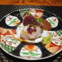 やすい - お造り：今朝 〆た豊浜のスズキは新鮮でプリプリ、菊紫蘇が飾られ 山葵でいただきます。 ヤイトガツオにはアサツキの小口切りが散らしてあり、おろしポン酢と一緒に楽しみます。♪♬