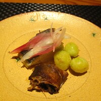 やすい - 鮎 鰆：鮎は絶妙な美味しさで煮びたしにした赤煮にしてあります。 焼いた鰆は超フワフワで 茗荷が飾られ、素揚げにした熊本産 銀杏が添えられています。 全てが美味しいですネ！