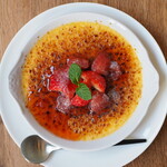 ORAND - 苺とローズマリーのクレームブリュレ（850円）