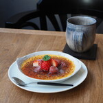 ORAND - 苺とローズマリーのクレームブリュレ（850円） デカフェ（600円）