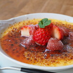 ORAND - 苺とローズマリーのクレームブリュレ（850円）