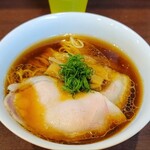 とものもと - 醤油ラーメン、つけ麺と比べても遜色ない綺麗な盛り付け。