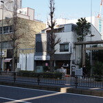 麺庵 利休 - お店の並び。