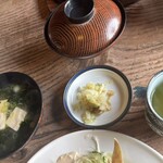 大菩薩峠 - 豆腐大きめ 優しいお味噌と白菜お漬物とお茶付き