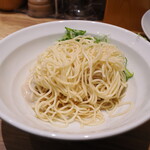 麺庵 利休 - 真鯛の和え玉の麺とその下の油ダレ