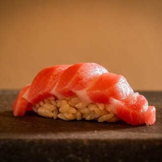郷土料理と江戸前鮨が融合した逸品を心ゆくまで味わえるコース