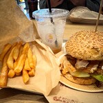 あわじ島バーガー 淡路島オニオンキッチン - あわじ島玉ねぎたっぷり 厚切りチャーカツバーガーと、デリシャスポテト 藻塩と、島ジンジャエール