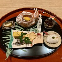 筒井 清寂 - 八寸　ごまめ　厚焼き卵　クワイ煎餅　河豚の白子焼き　黒豆　蒸し鮑　サゴシ　なます　