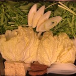 近江牛 すき焼き しゃぶしゃぶ 都 - しゃぶしゃぶの野菜盛り　水菜が嬉しい