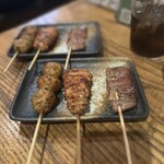 興 - 串焼き6本
      ～前半3本～
      ・つくね （タレ）
      ・せせり （タレ）
      ・ ハツ （塩）