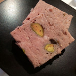 Saisonnier - 最初の一皿：豚肉のテリーヌ・オリーブのパイ・人参のムース
