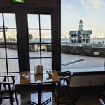 ブッフェ・ダイニング オーシャンテラス(ヨコハマ グランド インターコンチネンタル ホテル) - プカリ桟橋を見ながらの食事は最高です。