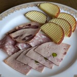 ブッフェ・ダイニング オーシャンテラス(ヨコハマ グランド インターコンチネンタル ホテル) - サラミ盛り合わせ・チーズ各種