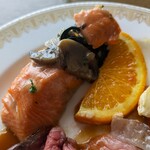 ブッフェ・ダイニング オーシャンテラス(ヨコハマ グランド インターコンチネンタル ホテル) - 本日の鮮魚のオーブン焼き 瀬戸内産ネーブルオレンジのマルテーズソース