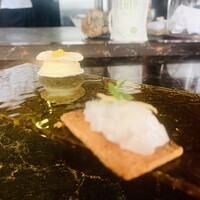 MASIA - ・コカ（= チーズ無しのクリスピーピザ）、ブラ
                      　ンダート（=鱈+馬鈴薯+牛乳）のクリーム、
                      　オリーブオイルの球体のせ
                      ・トマトのビスケット、刻み墨烏賊、自家製塩
                      　レモン、焼き茄子のパウダー掛け