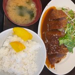 洋食の朝日 - ビーフカツ全容　ご飯　味噌汁付き