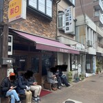 洋食の朝日 - 外待ち風景