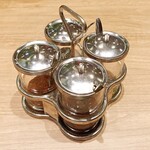 ダリマ - 料理を注文したあとに提供された調味料