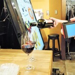 ミアスタンド - 若女子からの赤ワインサーブ